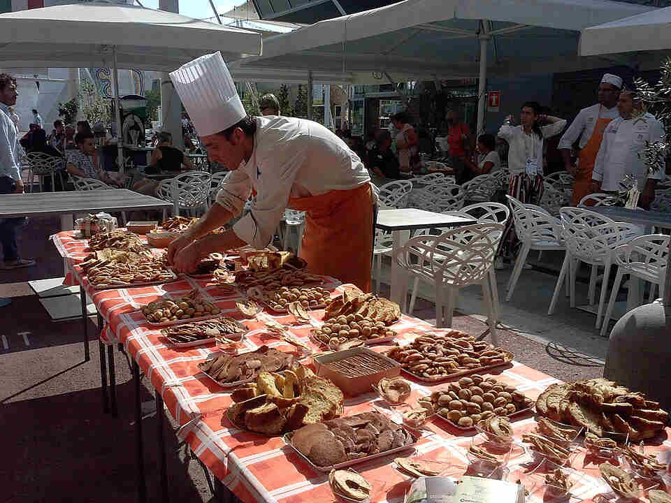 엑스포 2025에서 음식을 준비하는 장면