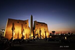 룩소르 신전 앞, 람세스 2세의 오벨리스크 (원래 콩코드 광장의 기둥과 한 쌍)