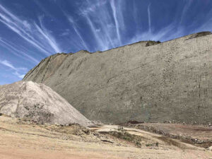 공룡 댄스 플로어 석회암벽 전경