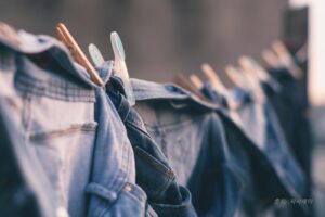 빨래줄에 걸린 청바지들