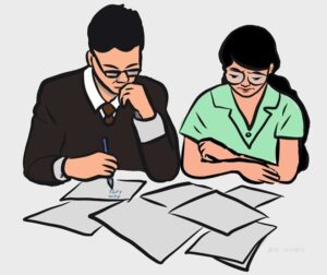 영수증을 모두 내놓고 상의 하는 남녀의 이미지