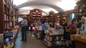 리브라리아 베르트랑 내부에서 많은 사람들이 책을 보고 있다