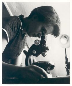 현미경을 들여다 보는 Rosalind_Franklin