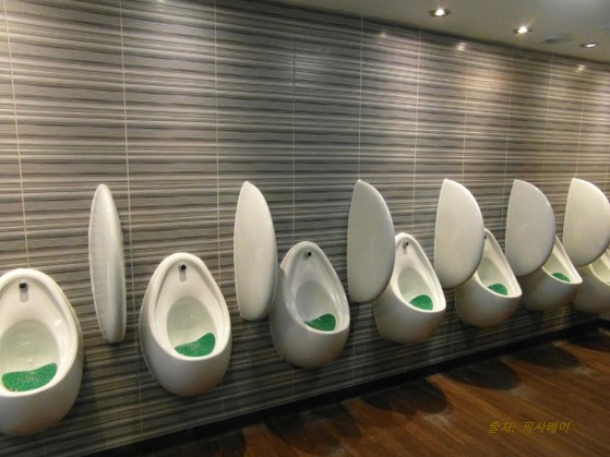 일렬로 늘어선 남자 소변기