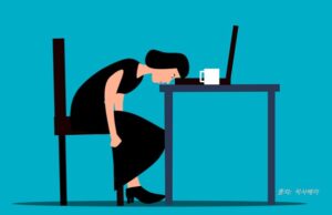 책상에 머리를 떨구고 졸음에 취한 여자