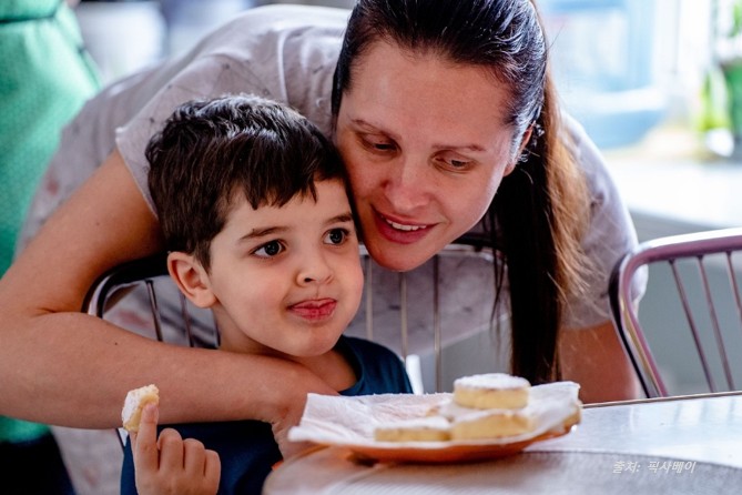아이의 식사를 돌보는 어머니