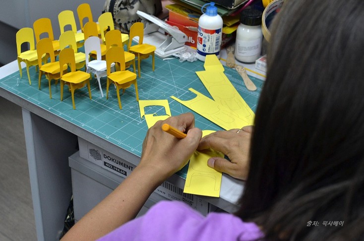 왼 손으로 글을 쓰는 소녀의 이미지