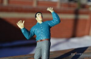 당황스러워하는 넘어질듯한 미니어춰 이미지ㅣ