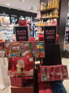 폴란드의 한 매장에서 전 제품 20프로 할인 행사 