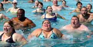 수영장을 꼭 채운 느낌의 뚱뚱한 사람들