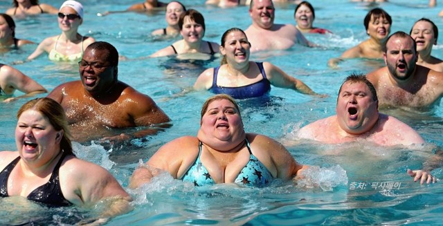 수영장을 꼭 채운 느낌의 뚱뚱한 사람들