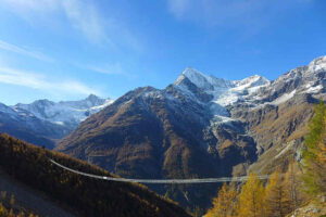 찰스 쿠오넨 현수교와 멀리 보이는 바이스호른(Weisshorn).