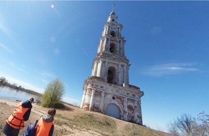 칼랴진 인공섬에 오른 여행객들