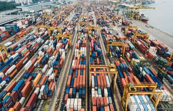 항구에 수많은 콘테이너가 적재해 있는 모습