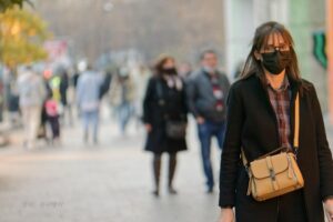 팬데믹으로 마스크를 쓰고 돌아 다니는 사람들