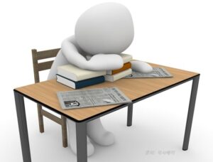 책상 위에서 공부 중 잠이 든 이미지 아이콘