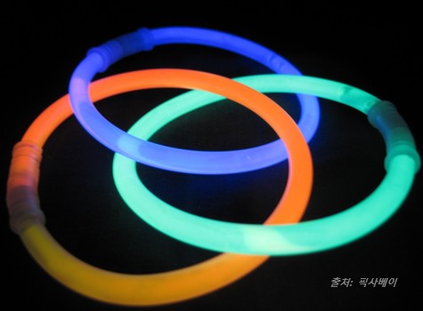 원형으로 접은 형광스틱