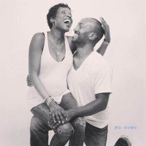 흑인 커플, 행복하게 웃고 있는 모습