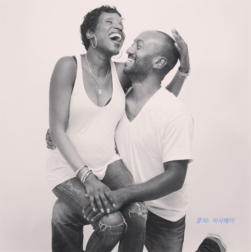 흑인 커플, 행복하게 웃고 있는 모습