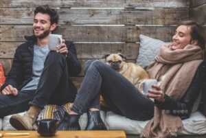 야외 모임에서 차를 마시는 커플 이미지