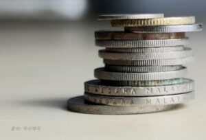 동전 가장자리 톱니 모양