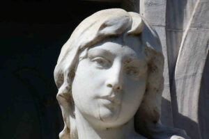 루피나 상(Statue)의 얼굴