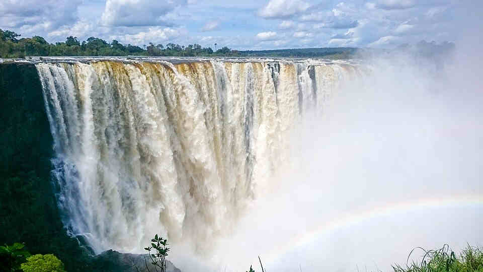 빅토리아 폭포의 거대한 낙하와 안개, 그리고 한 줄기 무지개