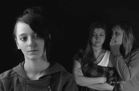 주변 사람들의 반응과 암묵적 편견