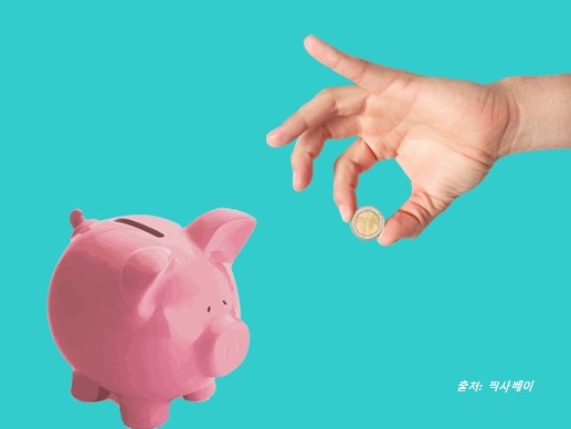 돼지저금통장에 동전을 넣은 그림