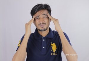 틱을 표현하기 위한 사진, 남자의 찡그린 표정