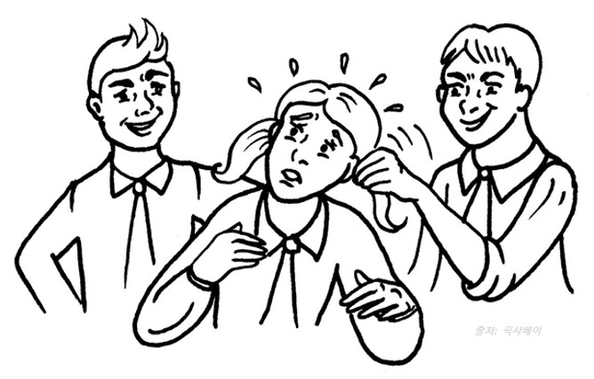 택을 가진 소녀을 놀리는 소년들의 모습