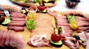 테이블 위에 펼쳐진 햄과 소시지