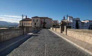 론다의 엘 타호 협곡 위에 놓인 누에보 다리의 상부