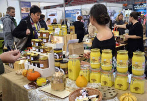 친환경·자연 제품 박람회 현장의 기버터 판매 부스