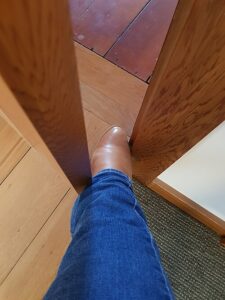 문틈에 발을 들여놓은 모습