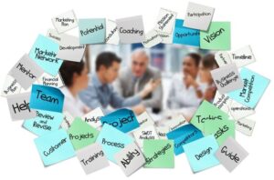 테이블에 모여 아이디어 회의를 하는 모습