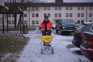 독일 슈팡달렘 공군기지에서 인도에 소금을 살포하는 작업자