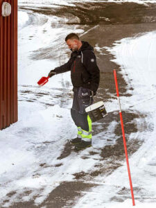 스웨덴 툰토르프에서 도로에 소금을 살포하는 작업자