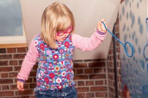 자폐증이 있는 듯한 소녀의 모습