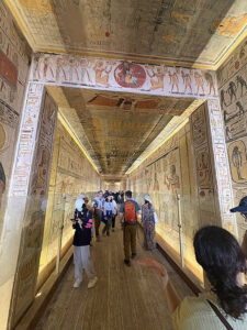 한 왕릉 내부, 상형문자와 벽화로 뒤덮인 복도