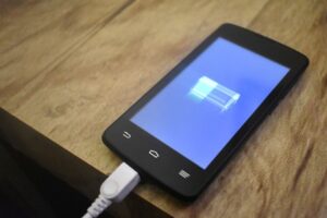 배터리를 충전하고 있는 휴대폰