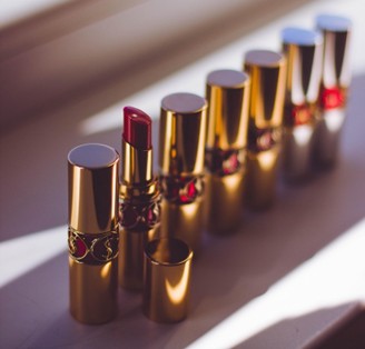 일렬로 진열된 립스틱