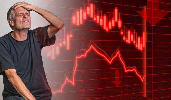 폭락하는 주식 그래프 앞에서 절망하는 남자