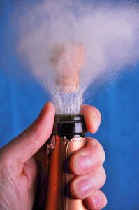 거품의 압력에 튕겨 나오는 코르크