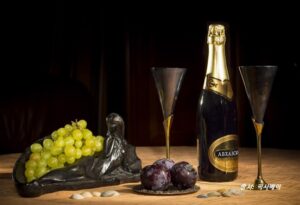 테이블 위에 샴페인과 샴페인글라스, 포도 등