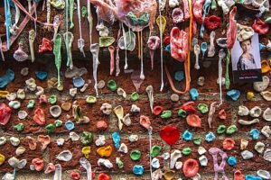 울긋불긋한 껌의 벽