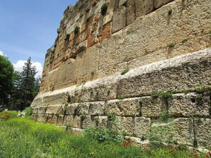 바알베크 주피터 신전 기단 서쪽 면의 트릴리톤 거석의 일부 모습