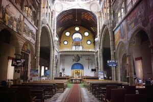 기둥과 아치형 구조가 이어지는 후스토 성당 내부