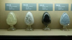 내몽고 후허하오터 지질 전시관에 전시된 바오터우산 희토류