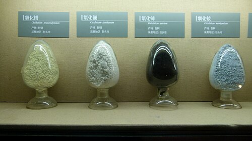 내몽고 후허하오터 지질 전시관에 전시된 바오터우산 희토류